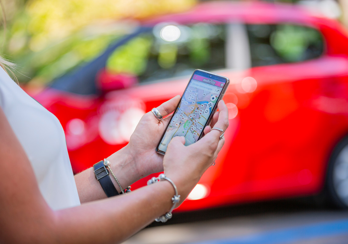 Frau schaut sich Routenplaner auf Smartphone an, Copyright: Mobility Genossenschaft